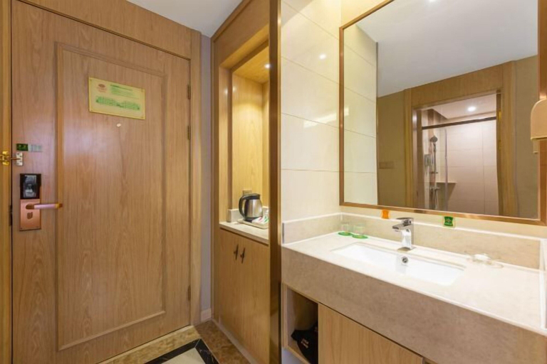 Bathroom 4, Vienna Hotel (Ganzhou Railway Station Wanda Plaza Branch), Ganzhou