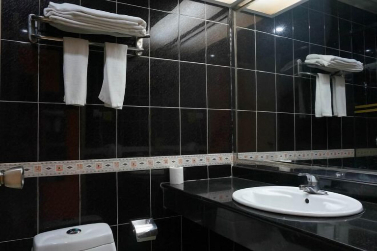 Bathroom 3, Yuekai Hostel, Dongguan