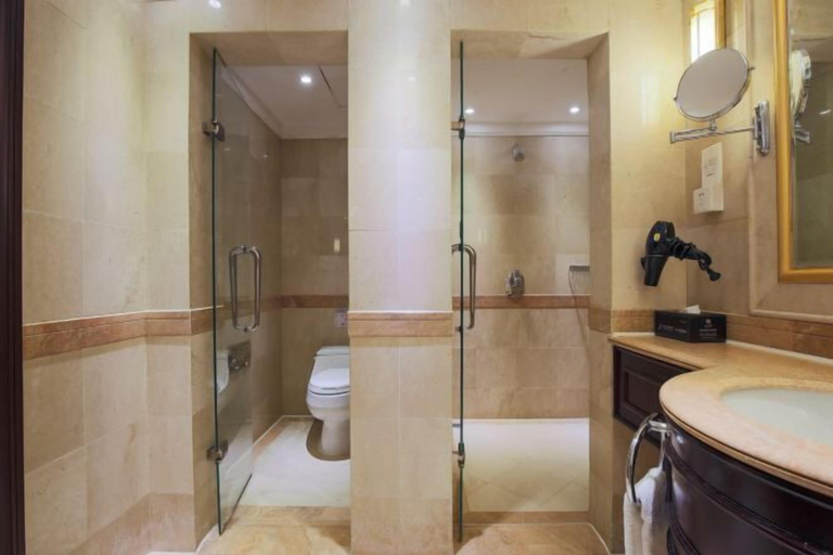 Bathroom 3, Ying Kou Hua Tian Hotel, Tieling