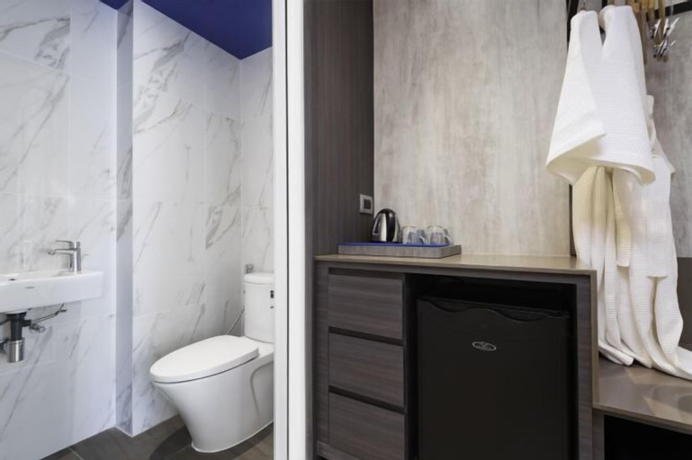 Bathroom 16