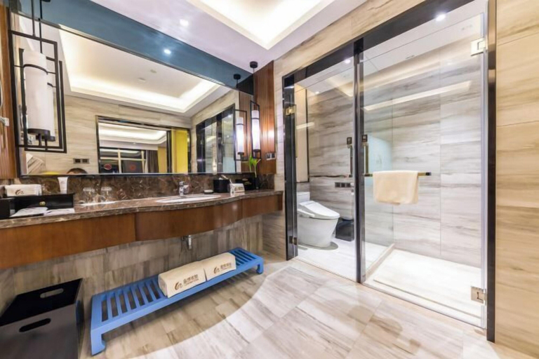 Bathroom 3, Longtan Hotel, Huanggang