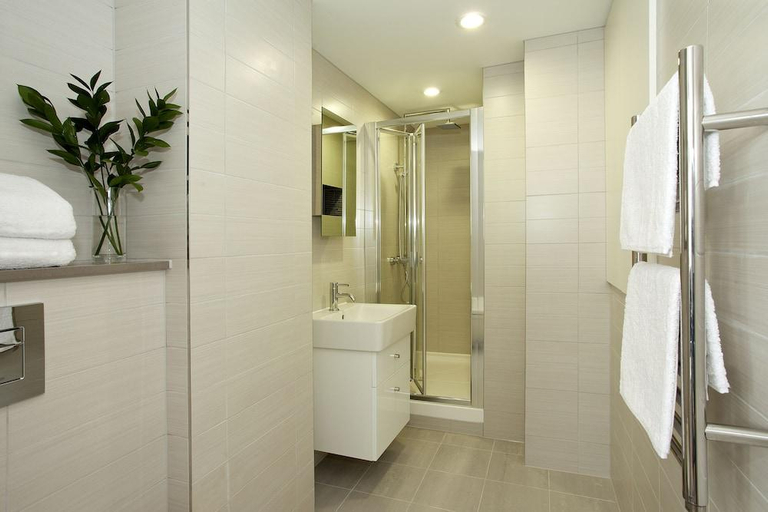 Bathroom 3, Crane Court by City2Stay, London