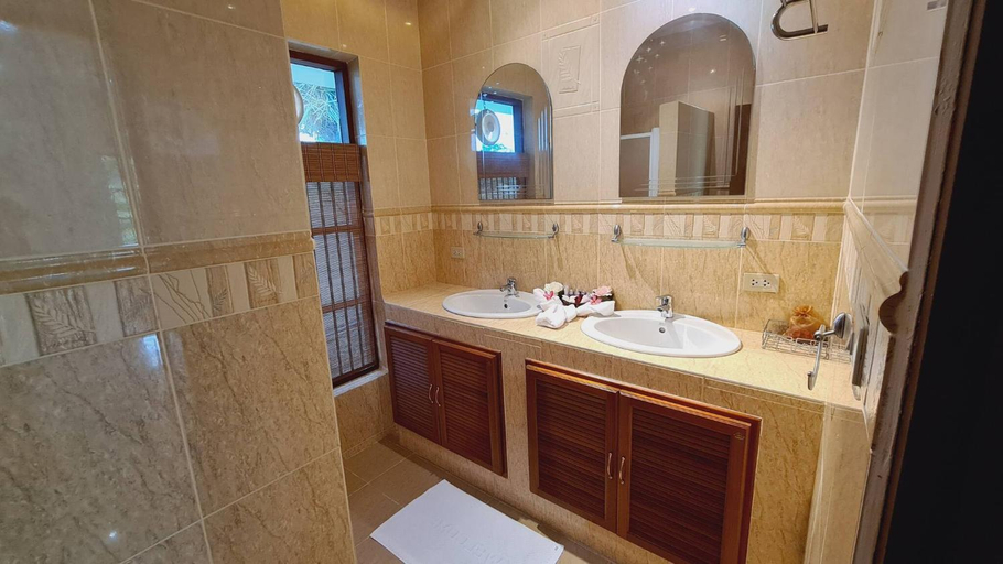 Bathroom 3, Beautiful bungalow with a communal outdoor pool and 2 km from the sandy beach, Cha-Am