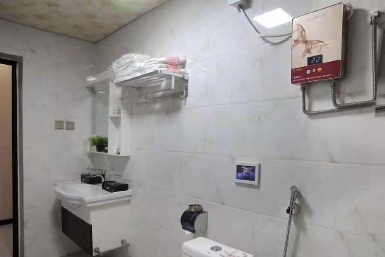 Bathroom 4, Yashige Apartment Ruili, Dehong Dai and Jingpo