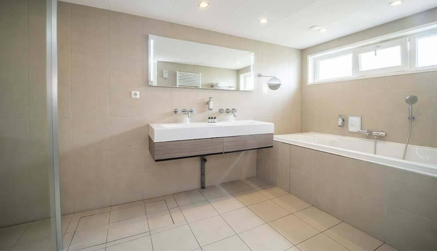 Bathroom 5, Fletcher Zuiderduin Beachhotel, Veere