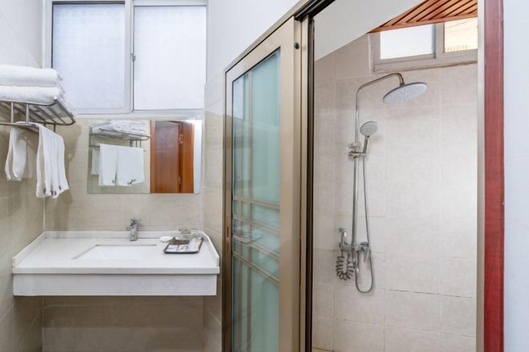 Bathroom 4, Jiaxin Hotel, Honghe Hani and Yi