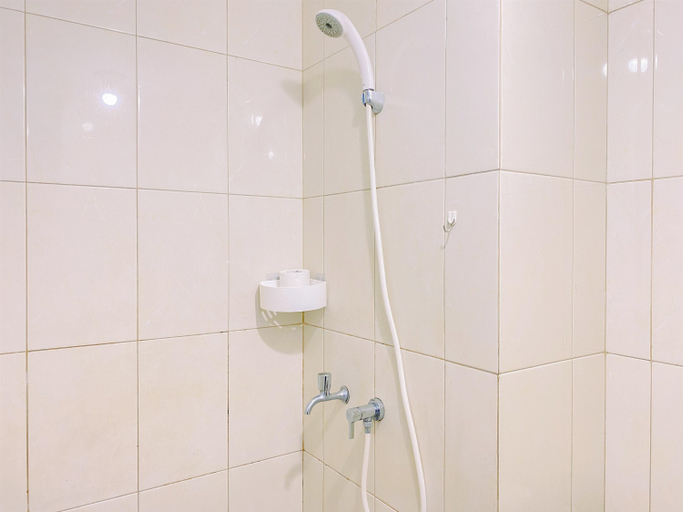 Bathroom 5, Cozy and Homey Studio at Springlake Summarecon Bekasi Apartment By Travelio, Bekasi