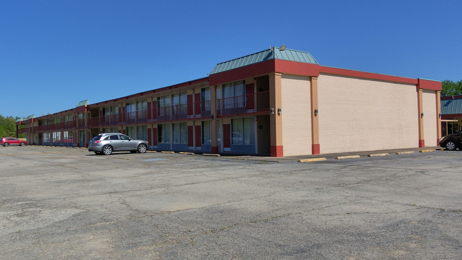 Exterior & Views 2, Countryside Inn & Suites, McCurtain