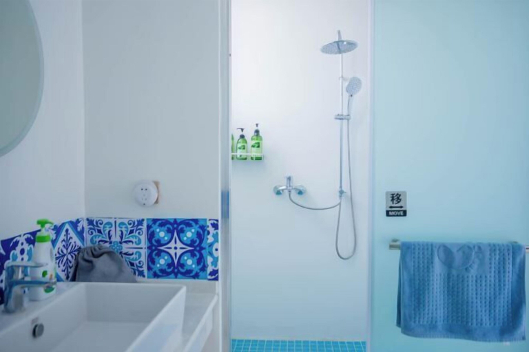 Bathroom 4, Yuntai Guesthouse, Dali Bai