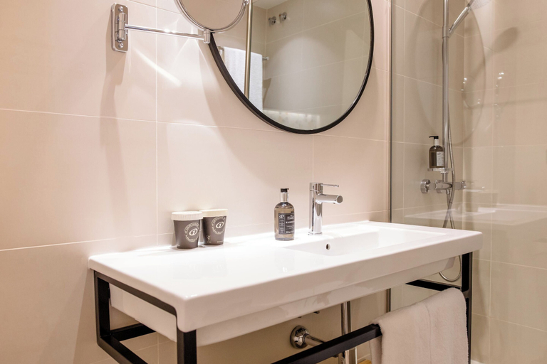 Bathroom 4, Motel One Madrid-Plaza de España, Madrid