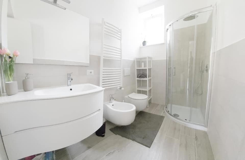 Bathroom 2, FOUR WHITE APARTMENTS, Napoli