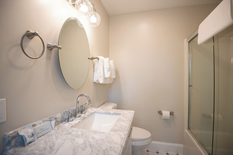 Bathroom 4, Cleftstone Inn, Hancock