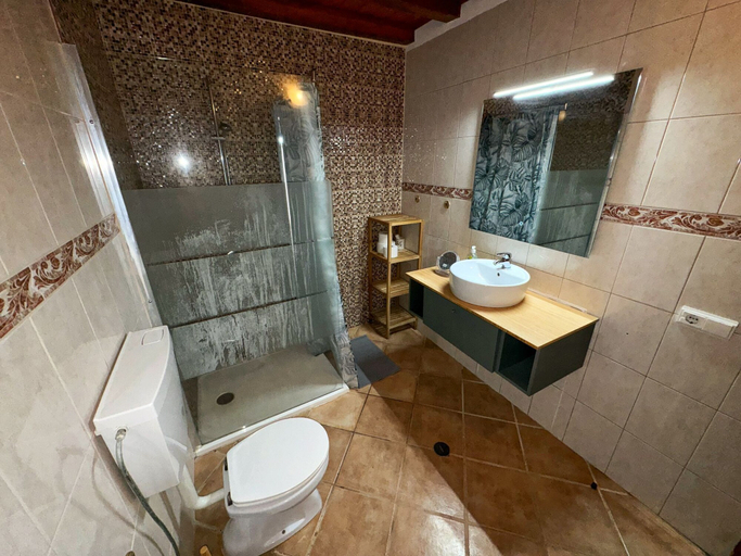 Bathroom 3, Oasis Surfcamp, Lagoa