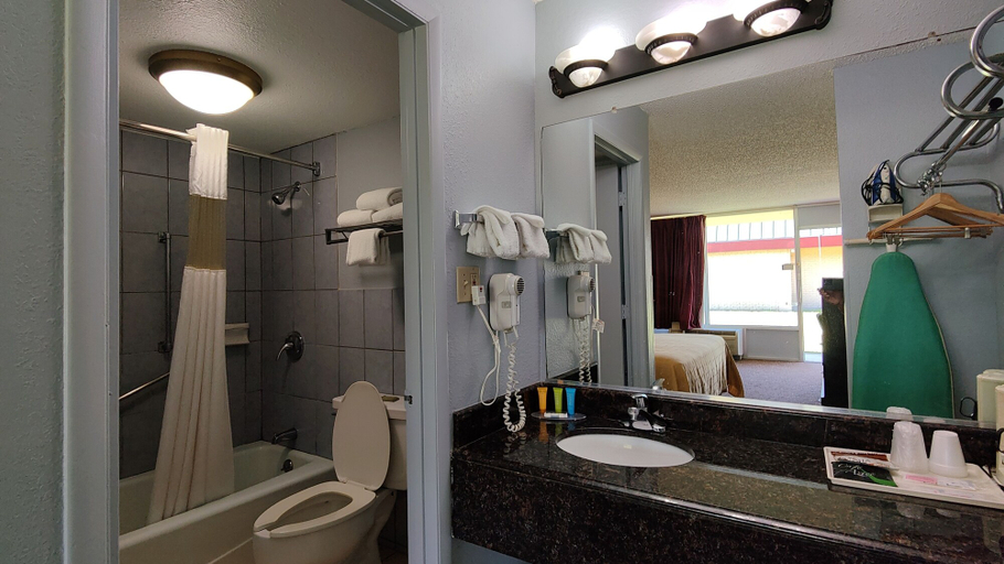Bathroom 4, Countryside Inn & Suites, McCurtain