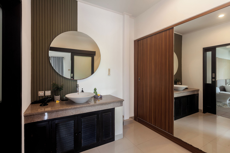 Bathroom 3, Maja Villa Batubelig by GenuineHost, Badung