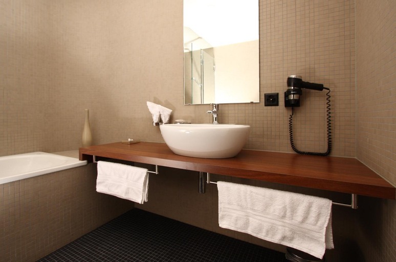 Bathroom 16