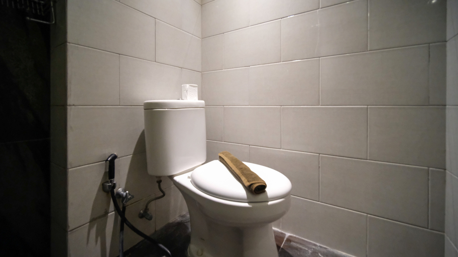 Bathroom 5, Simple and Modern Studio (No Kitchen) Anderson Supermall Mansion Apartment By Travelio, Surabaya