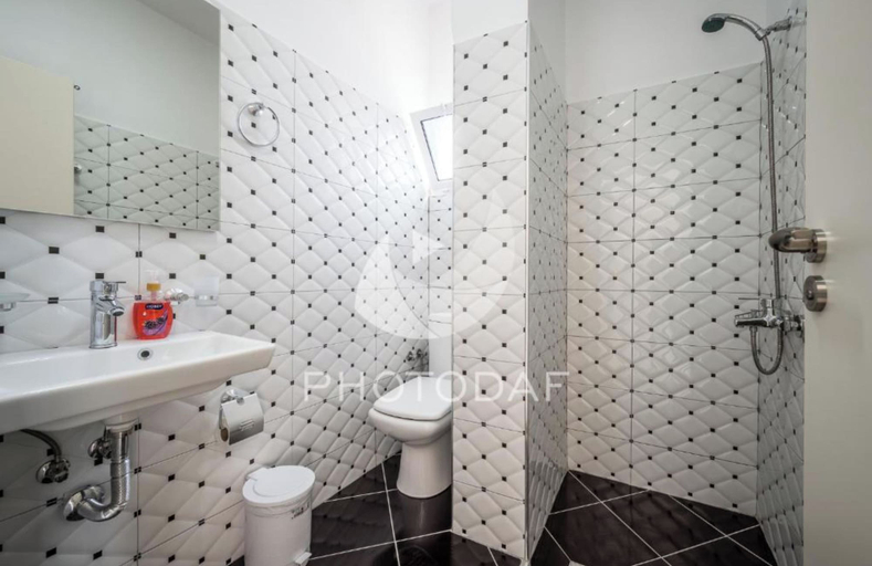 Bathroom 5, Hotel Afa, Sarandës