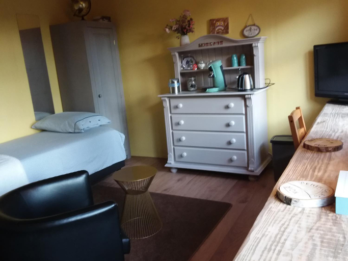 Others 5, Regina Vught, Vught