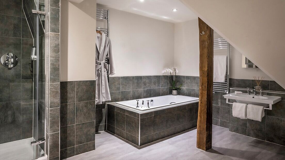 Bathroom 5, Fawsley Hall, Northamptonshire