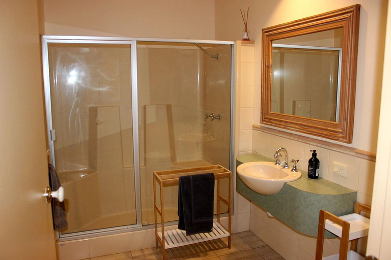 Bathroom, Yackataya at Cowes, Bass Coast - Phillip Is.