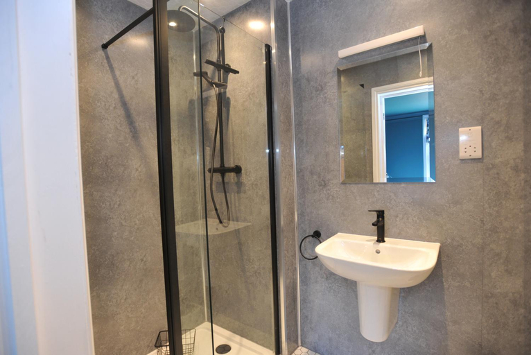 Bathroom 3, Beechurst Serviced Apartments, Gloucestershire