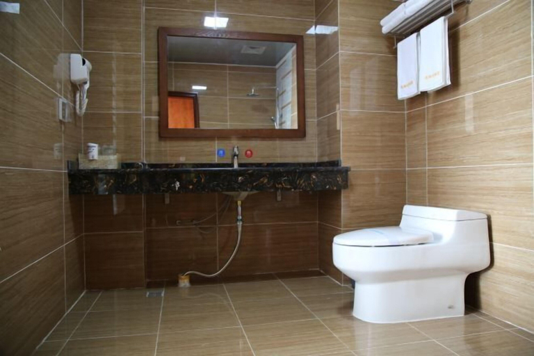 Bathroom 4, Longhuyuan Hostel, Wenshan Zhuang and Miao