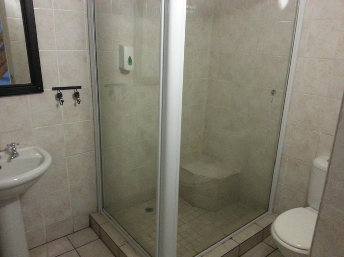 Bathroom 4, eBundu Lodge, Ehlanzeni