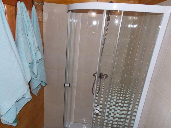 Others 2, Casute Suzanne Baile Figa-cu aer conditionat, Beclean