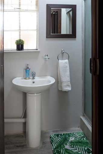 Bathroom 2, The Palms Overnight Accommodation, Mangaung