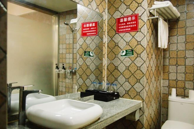Bathroom 2, Longhua Hotel (West Ring Road, Karamay