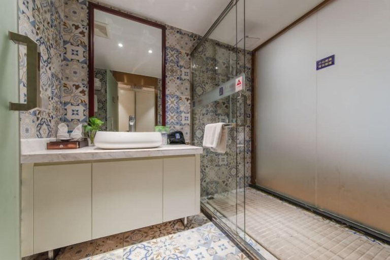 Bathroom 3, Chang Jin Hotel, Luxi, Xiangxi Tujia and Miao