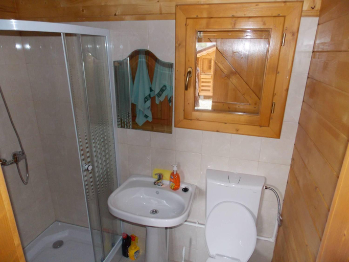 Others 5, Casute Suzanne Baile Figa-cu aer conditionat, Beclean