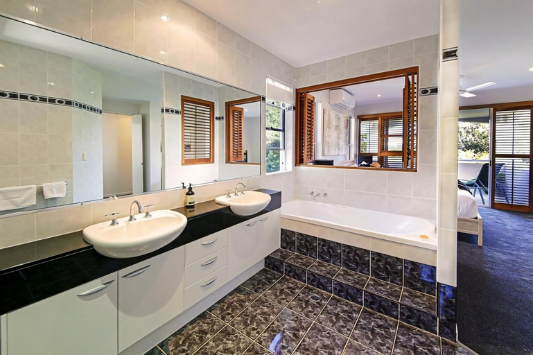 Bathroom 4, Luxury Lakeside Villa, Maroochy - Coastal North