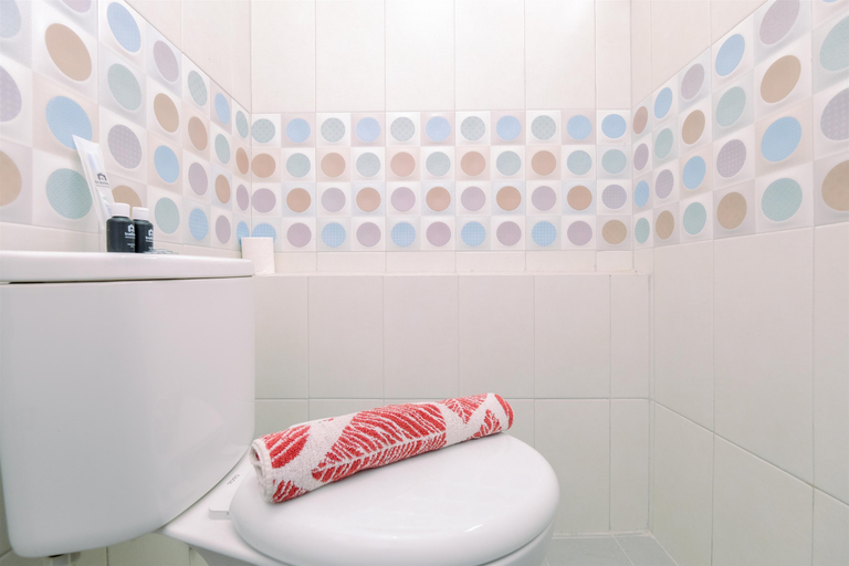 Bathroom 5, Good Place 2BR Green Park View Apartment By Travelio, West Jakarta