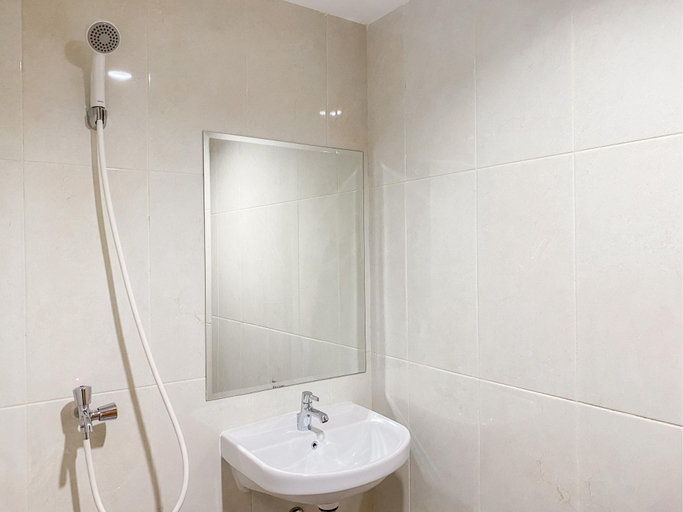 Bathroom 5, Modern Look Studio Apartment at LRT City Jatibening By Travelio, Bekasi