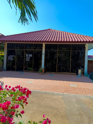 Exterior & Views 1, Beautiful bungalow with a communal outdoor pool and 2 km from the sandy beach, Cha-Am