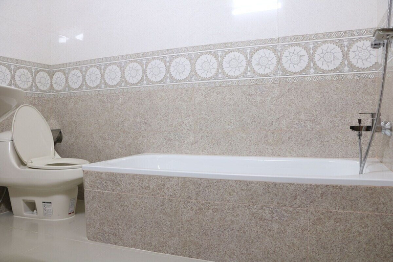 Bathroom 2, Amirs Residence Airport Hotel, Dhaka