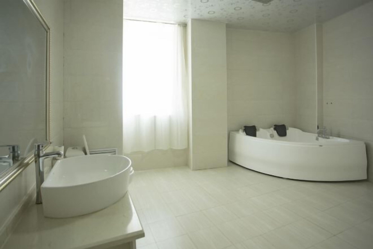 Bathroom 2, Wuhu Holiday Hotel, Zhangye
