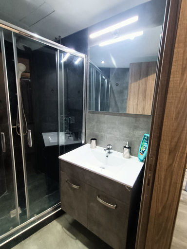 Bathroom 4, Highlighted Retreat, Attica