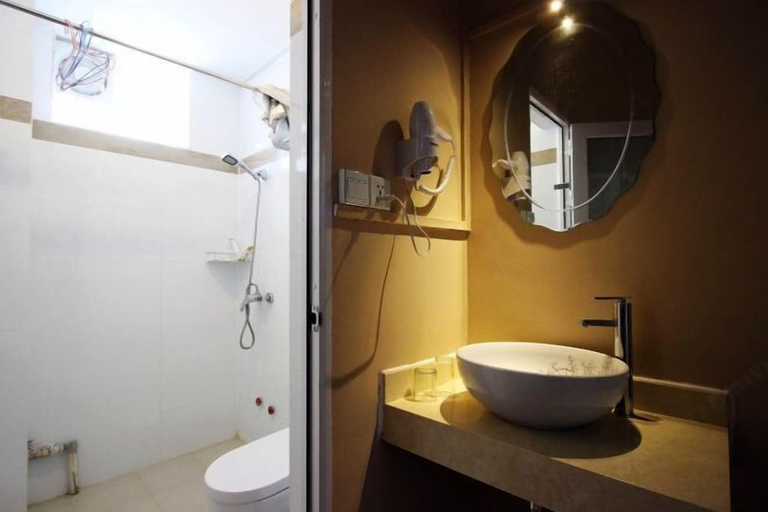 Bathroom 4, Xiyu Hostel · Cat Café, Guilin