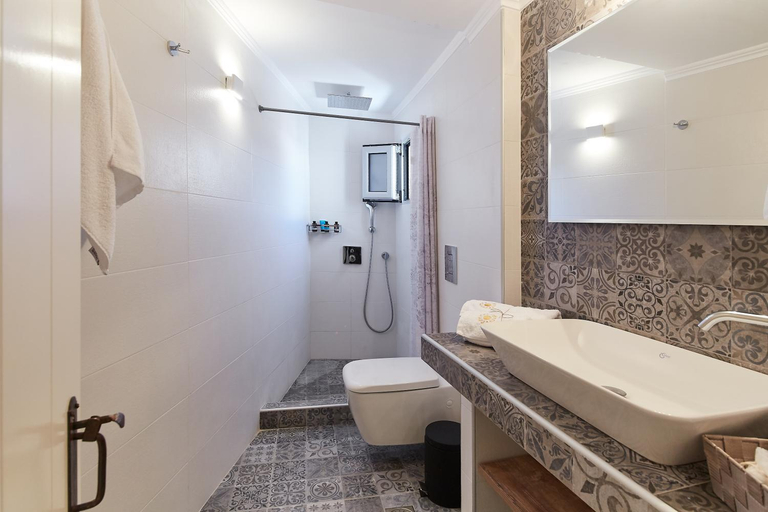 Bathroom 3, Euphoria House, Attica