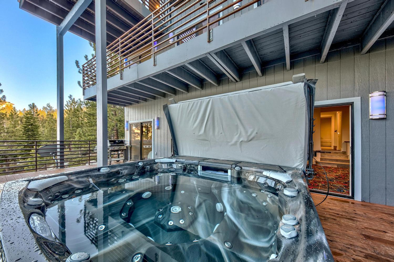 LUXE 15 Blue Diamond Lodge Lake Tahoe Hot Tub, Douglas