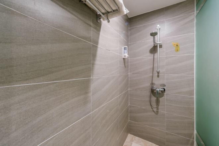 Bathroom 4, Superior Hotel (Ziyuan Bus Station), Guilin