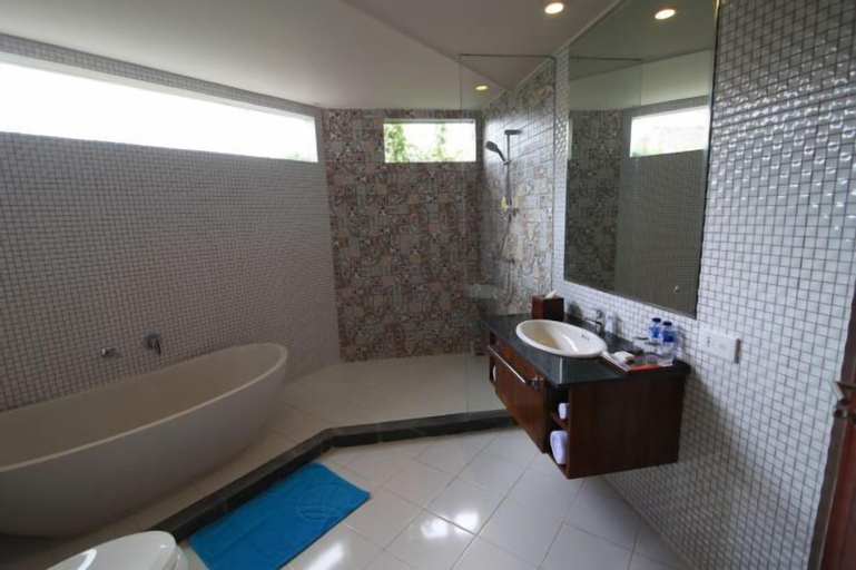 Bathroom 13