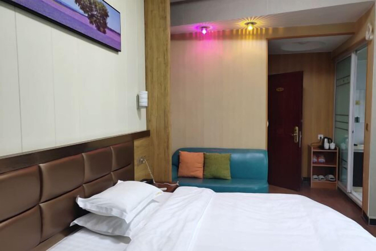 Bedroom 2, Sanhe Holiday Inn, Yongzhou