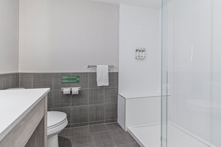 Bathroom 5, Holiday Inn Express & Suites SAINT - HYACINTHE by IHG, Les Maskoutains