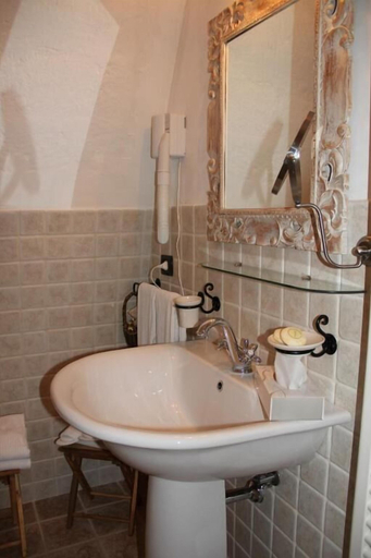 Bathroom 4, Masseria Fortificata Donnaloia, Bari