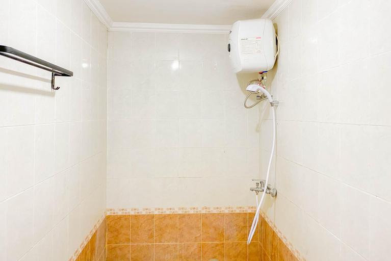 Bathroom 5, Comfort Studio (No Kitchen) Grand Palace Kemayoran Apartment By Travelio, Jakarta Pusat