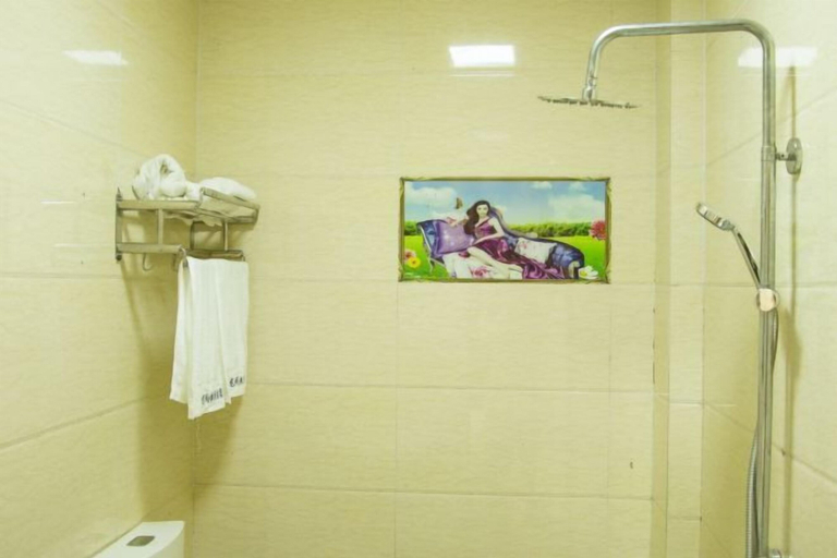 Bathroom 3, Longge Express Inn, Qujing